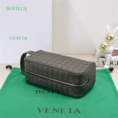 BV Intrecciato Travel Pouch In Calfskin