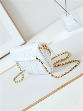 Cha.nel Waist Bag Shiny Lambskin, Imitation Pearls & Gold-Tone Metal White AS4991