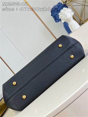 L.V Low Key Cabas MM Grained calfskin Black M25341