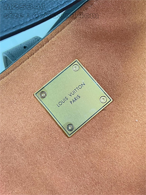 L.V Low Key Cabas MM Grained calfskin Black M25341