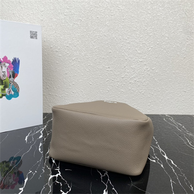 Pra*a medium leather tote 1bg335