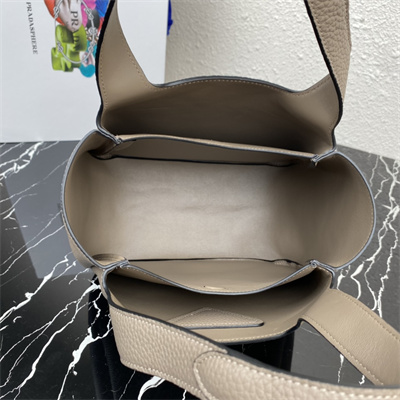 Pra*a medium leather tote 1bg335