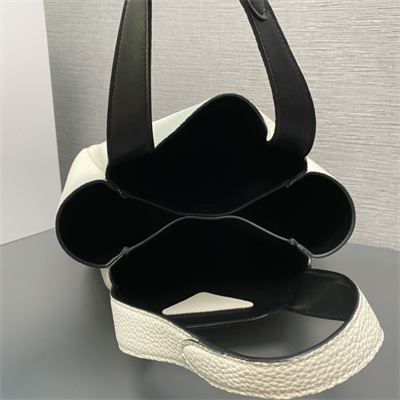 Pra*a medium leather tote 1bg335