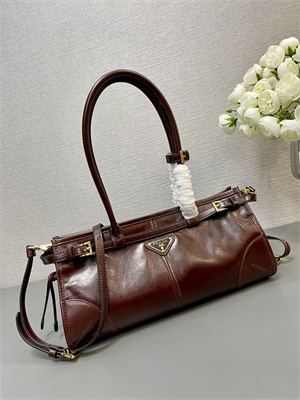 Pra*a medium leather handbag 1ba426