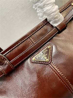 Pra*a medium leather handbag 1ba426