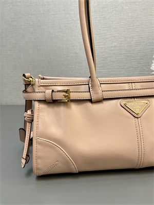 Pra*a medium leather handbag 1ba426