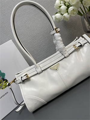 Pra*a medium leather handbag 1ba426