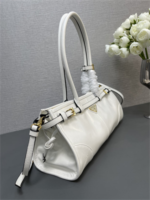 Pra*a medium leather handbag 1ba426