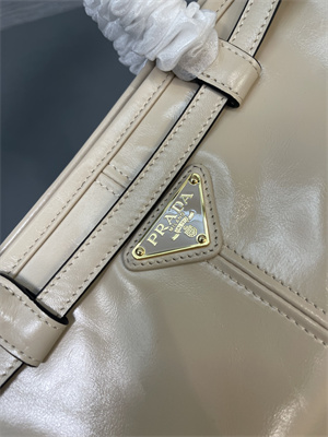 Pra*a medium leather handbag 1ba426