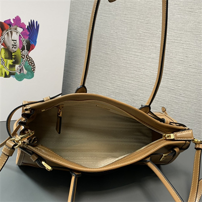 Pra*a medium leather handbag 1ba426