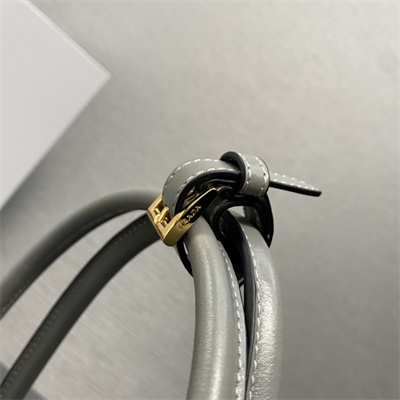 Pra*a medium leather handbag 1ba426