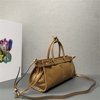 Pra*a medium leather handbag 1ba426