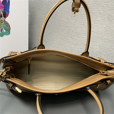 Pra*a medium leather handbag 1ba426