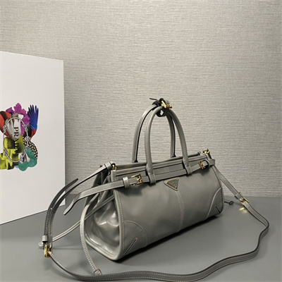 Pra*a medium leather handbag 1ba426