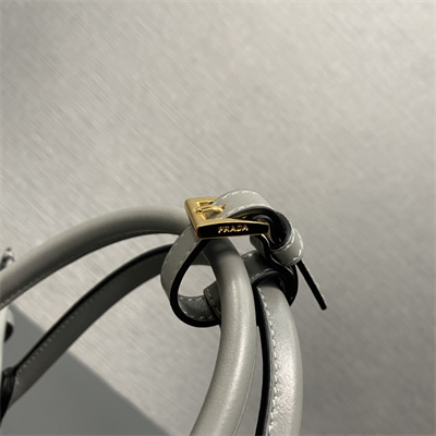 Pra*a medium leather handbag 1ba426