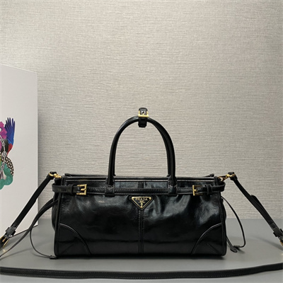 Pra*a medium leather handbag 1ba426