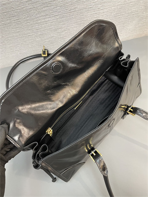 Pra*a medium leather shoulder bag black 1bd376