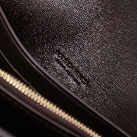 BV Andiamo Large Flap Wallet Lambskin Fondant