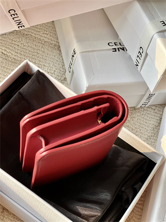 Ce**e triomphe compact wallet in shiny calfskin red