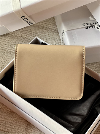 Ce**e triomphe compact wallet in shiny calfskin beige