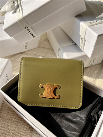Ce**e triomphe compact wallet in shiny calfskin kaki green