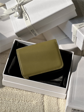 Ce**e triomphe compact wallet in shiny calfskin kaki green