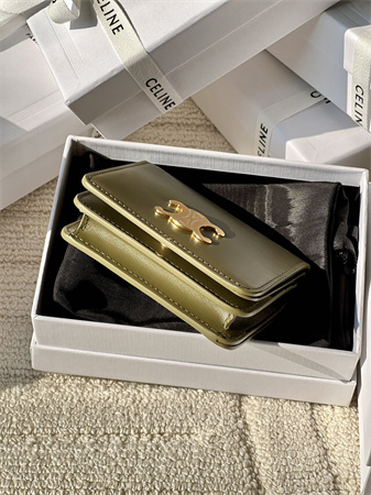 Ce**e triomphe compact wallet in shiny calfskin kaki green