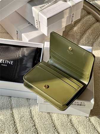 Ce**e triomphe compact wallet in shiny calfskin kaki green