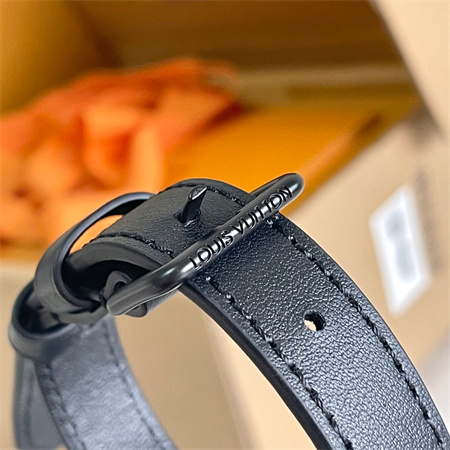 L.V CHRISTOPHER WEARABLE WALLET Monogram Canvas M69404