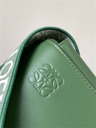 l0ew* xs military messenger bag in S*pple smooth calfskin and jacquard hunter green