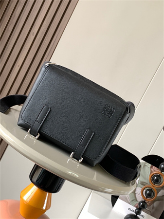 L0ew* xs military messenger bag in soft grained calfskin black