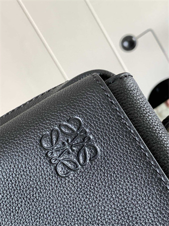 L0ew* xs military messenger bag in soft grained calfskin black