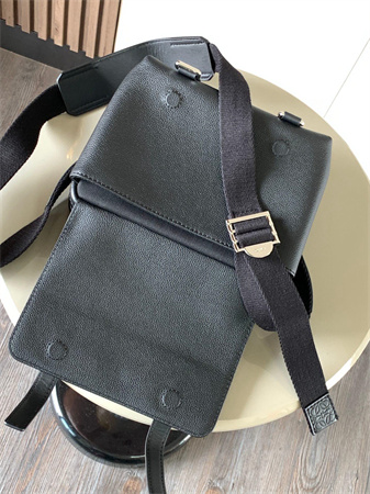 L0ew* xs military messenger bag in soft grained calfskin black