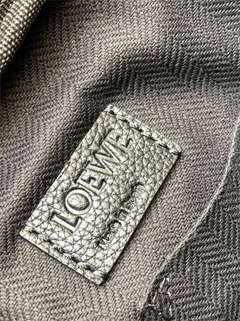 L0ew* xs military messenger bag in soft grained calfskin black