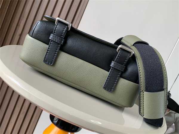 L0ew* xs military messenger bag in soft grained calfskin black/khaki