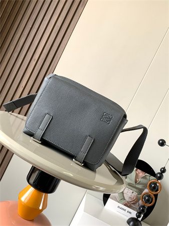 L0ew* xs military messenger bag in soft grained calfskin grey