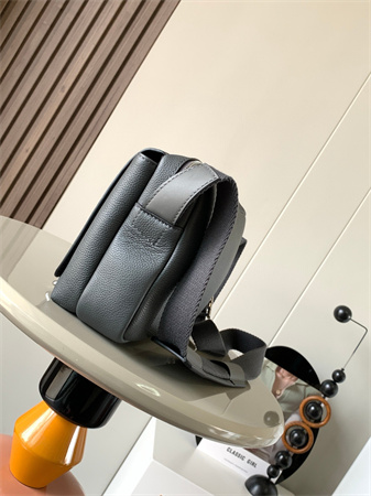 L0ew* xs military messenger bag in soft grained calfskin grey