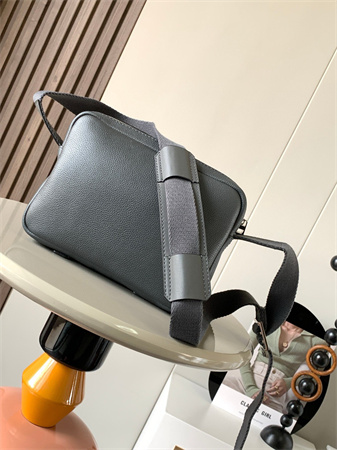 L0ew* xs military messenger bag in soft grained calfskin grey