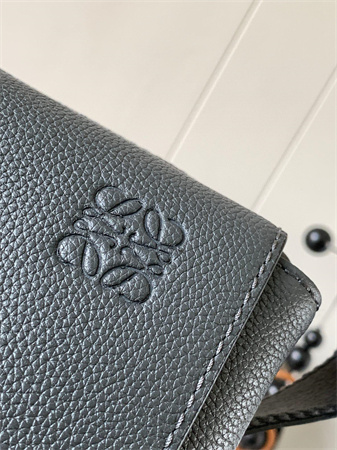 L0ew* xs military messenger bag in soft grained calfskin grey