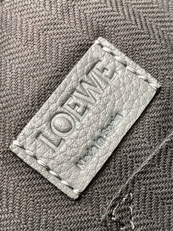 L0ew* xs military messenger bag in soft grained calfskin grey