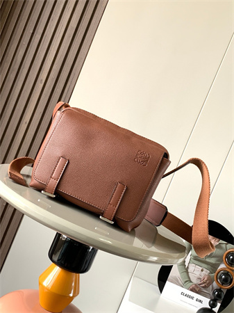 L0ew* xs military messenger bag in soft grained calfskin brown