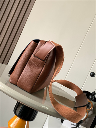 L0ew* xs military messenger bag in soft grained calfskin brown