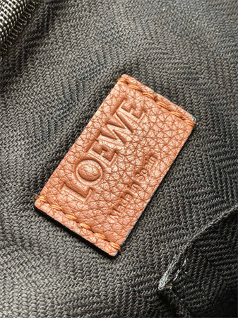 L0ew* xs military messenger bag in soft grained calfskin brown