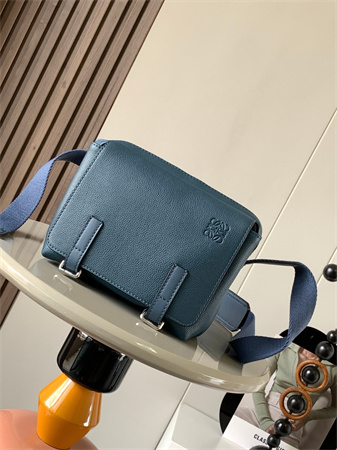 L0ew* xs military messenger bag in soft grained calfskin blue