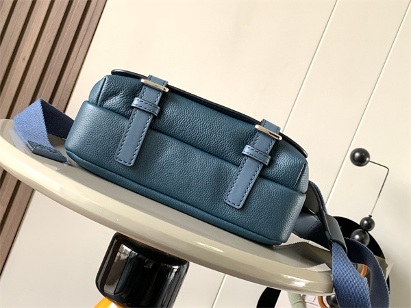L0ew* xs military messenger bag in soft grained calfskin blue