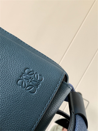 L0ew* xs military messenger bag in soft grained calfskin blue