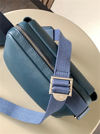 L0ew* xs military messenger bag in soft grained calfskin blue