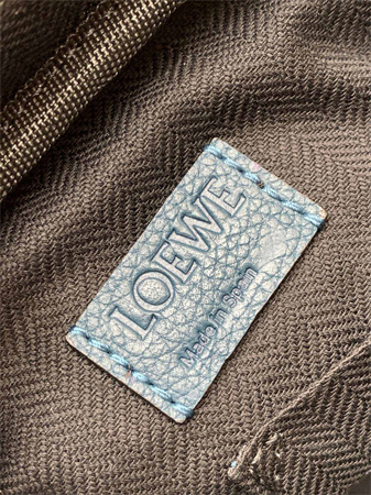 L0ew* xs military messenger bag in soft grained calfskin blue