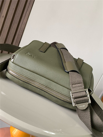 L0ew* xs military messenger bag in soft grained calfskin khaki