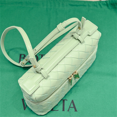 BV Bang Bang Vanity Case Intrecciato Calfskin leather Mint Green